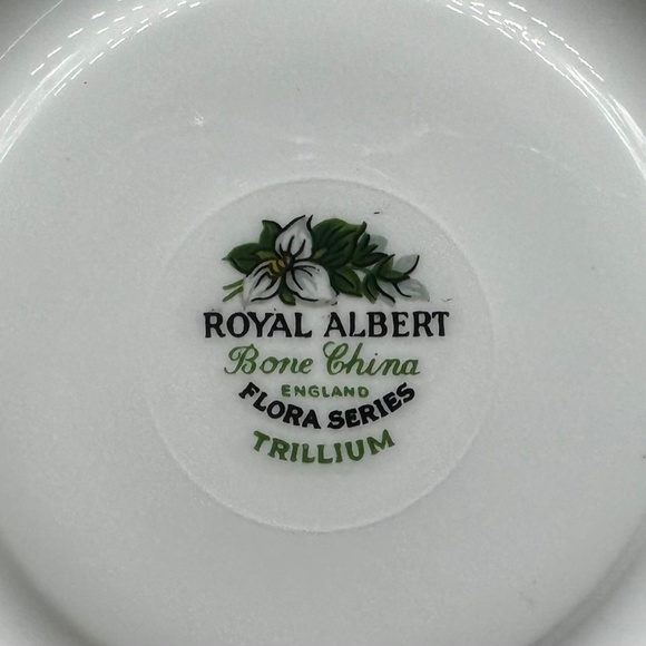 Royal Albert Flora Series Trillium Tea Cup Saucer Set Bone China England - Picture 5 of 5